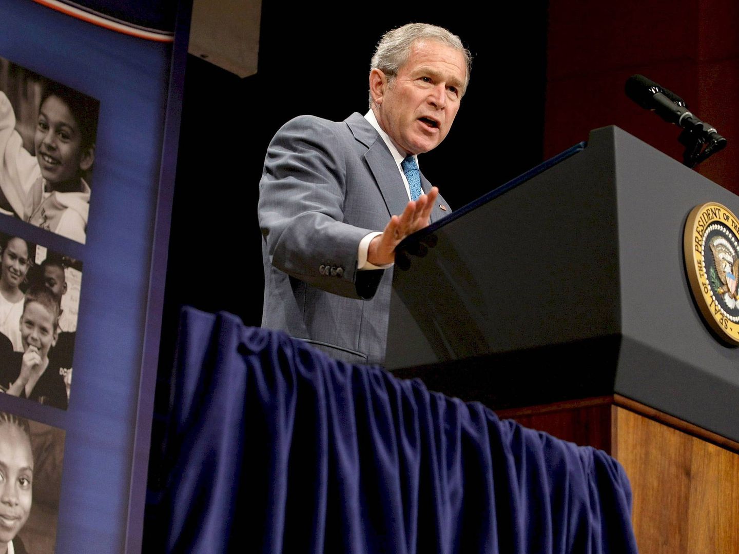 Bush hizo que EEUU entrase en guerra con Irak... y ganó las elecciones de 2004. (Efe/Alex Wong)