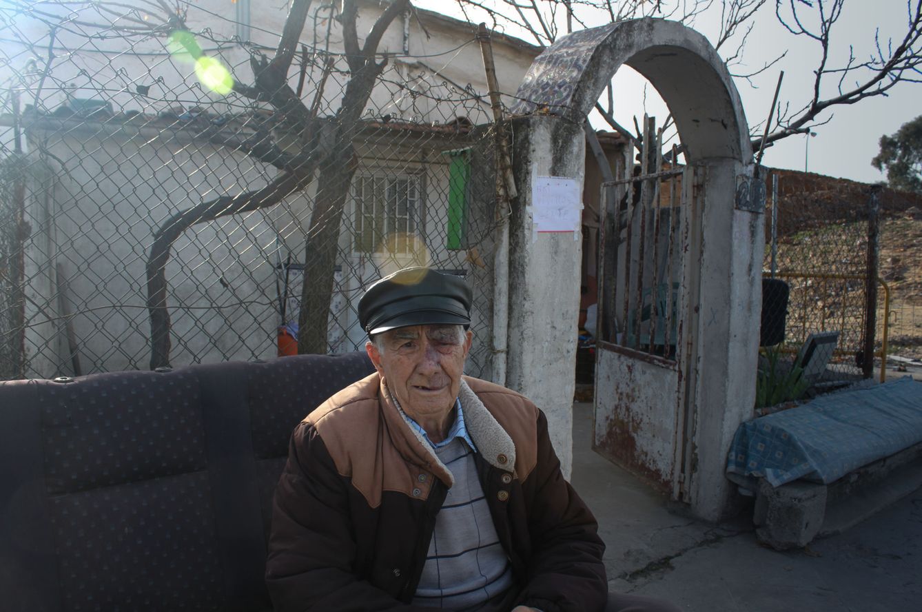 Manuel, en la puerta de su casa, rodeado de obras (Ángel Villarino)