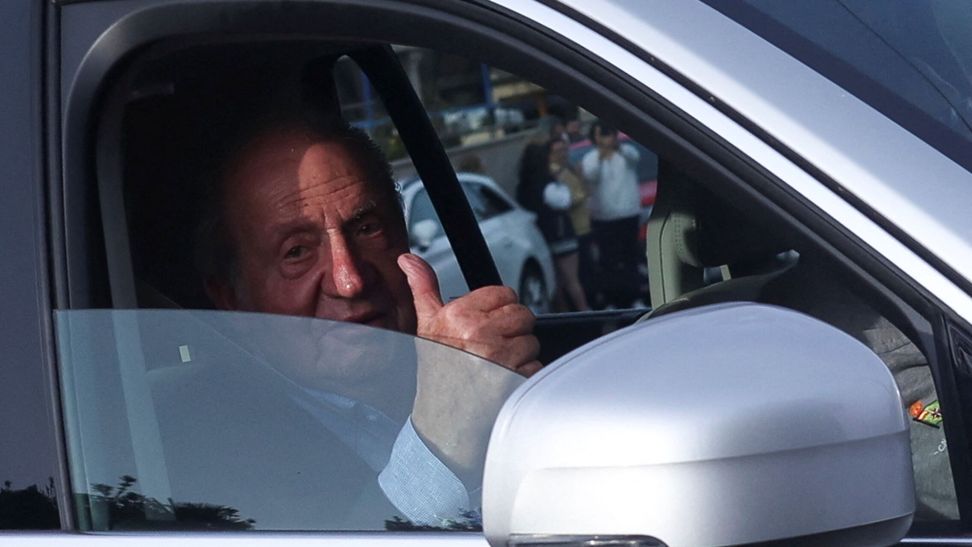 Хуан Карлос I приземляется в Испании после почти двух лет в Абу-Даби
