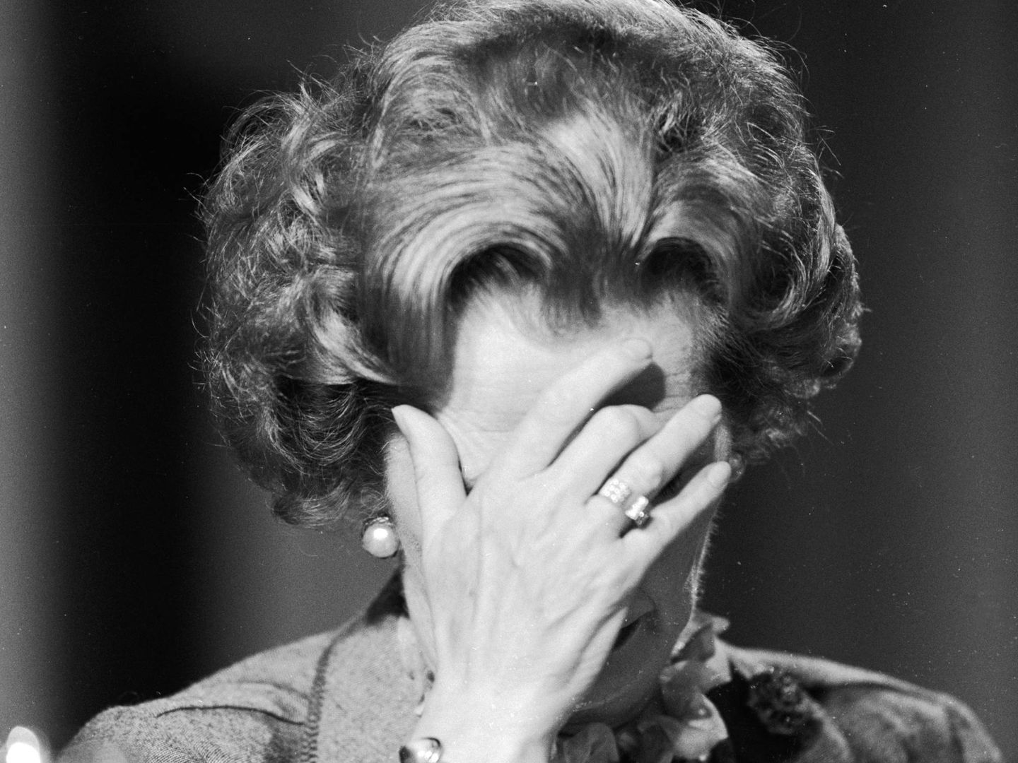 Margaret Thatcher, cubriéndose el rostro con las manos. (Getty)