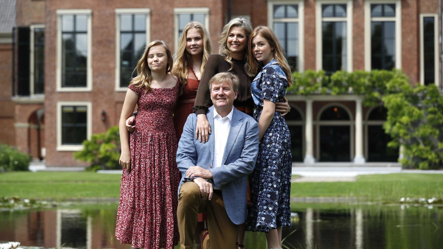 Posado de los reyes de Holanda con sus hijas en Huis ten Bosch. (EFE)