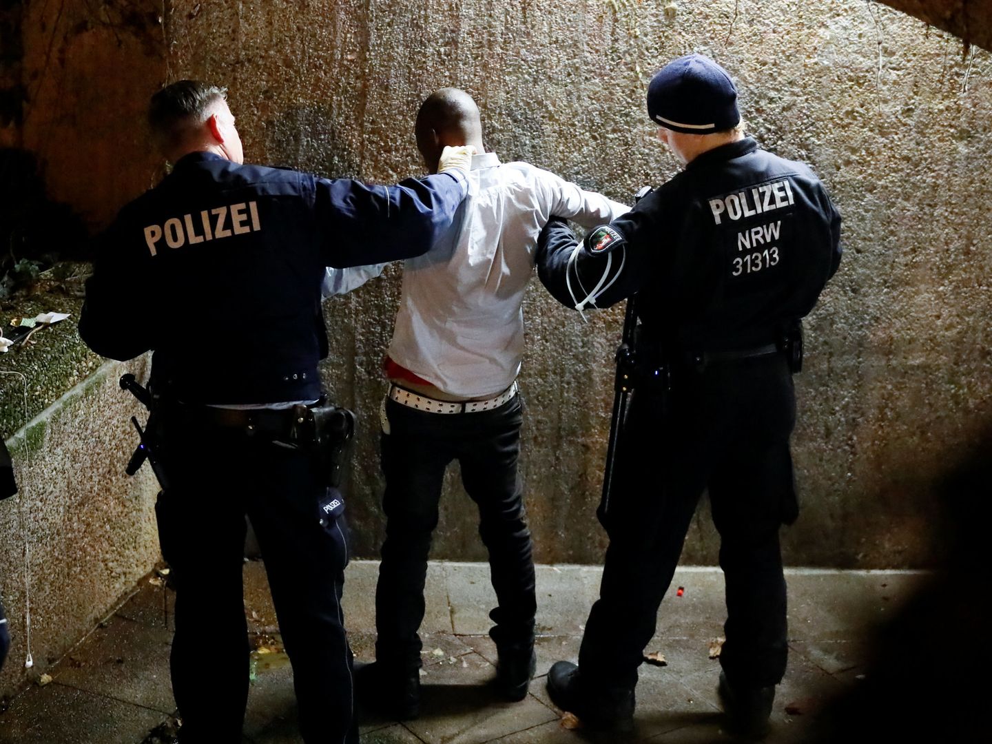 Policías de Colonia registran a un transeúnte durante un chequeo rutinario como parte del nuevo paquete de medidas de seguridad (Reuters)