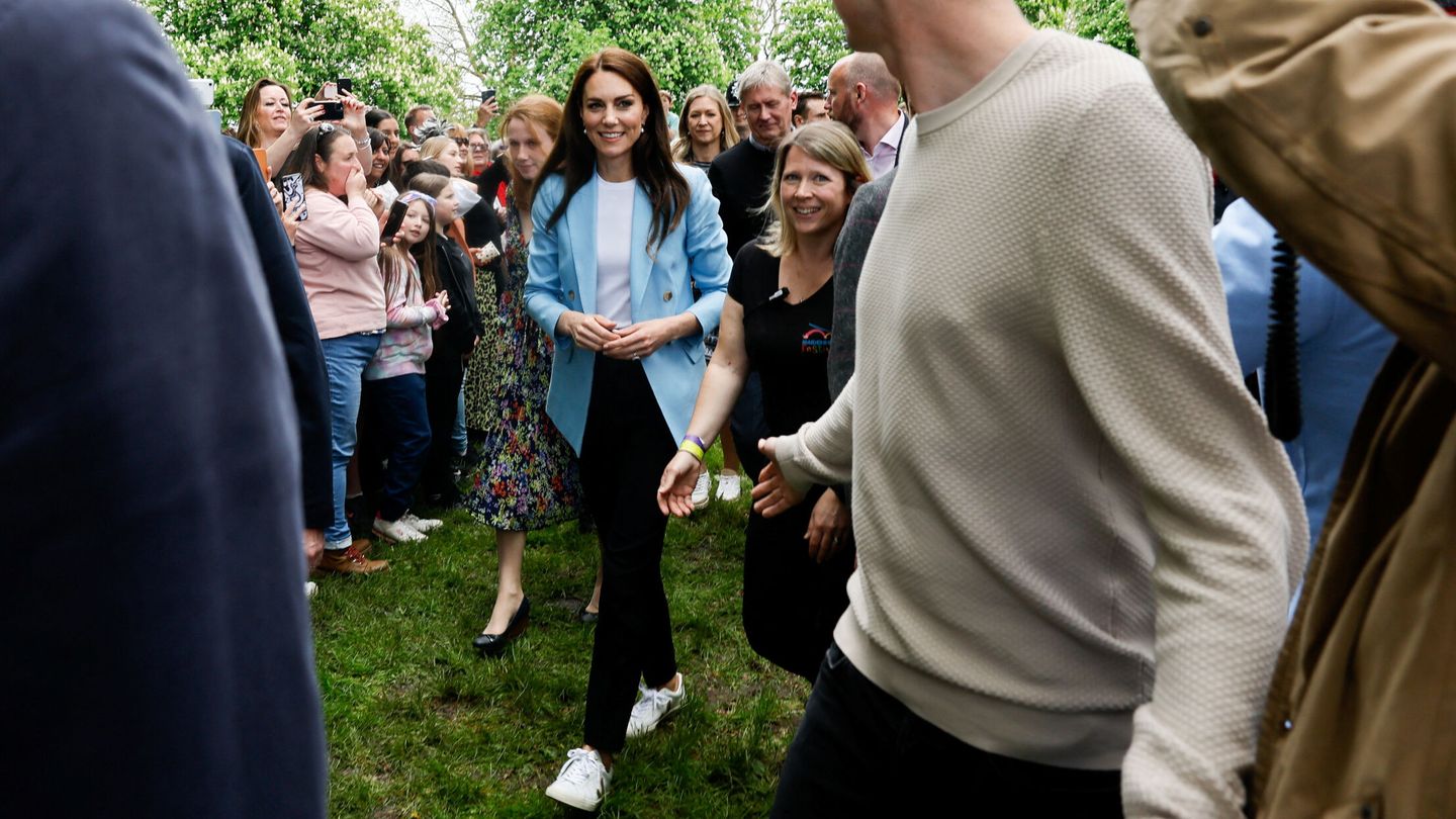 Kate Middleton camina entre la multitud de vecinos de Windsor. (Reuters)