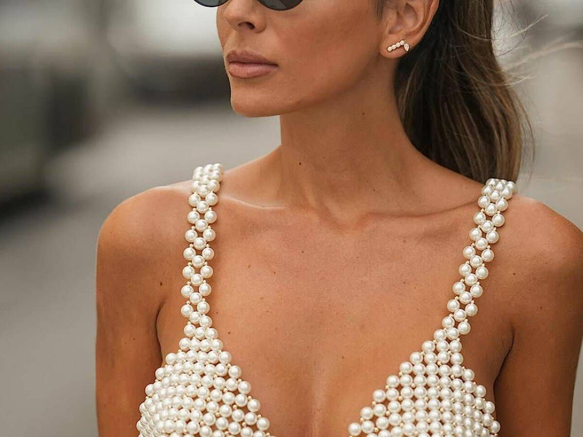 Foto: Los tops con perlas son tendencia y te harán llevar un lookazo (Cortesía)