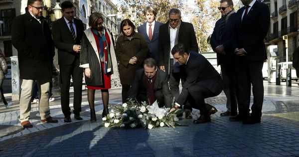 Foto: Homanaje de la FEMP a las víctimas de los atentados de Barcelona y Cambrils. (EFE)
