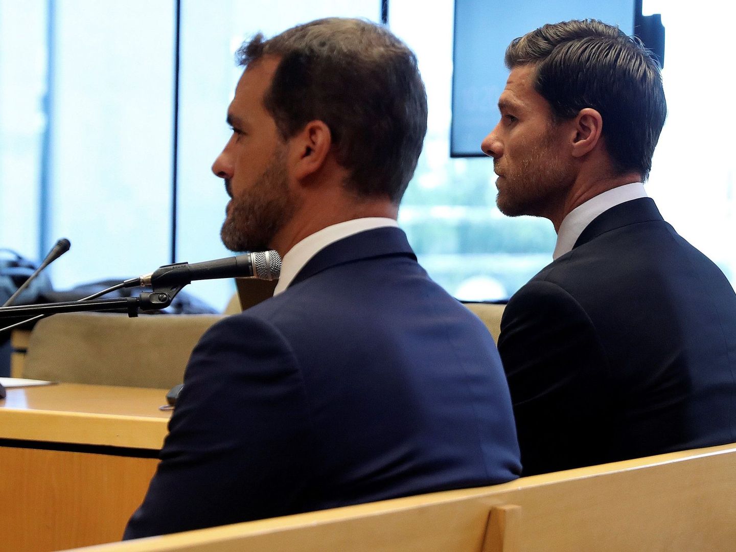 Xabi Alonso, junto a Iván Zaldua, delante del juez. (EFE/JJ Guillén)