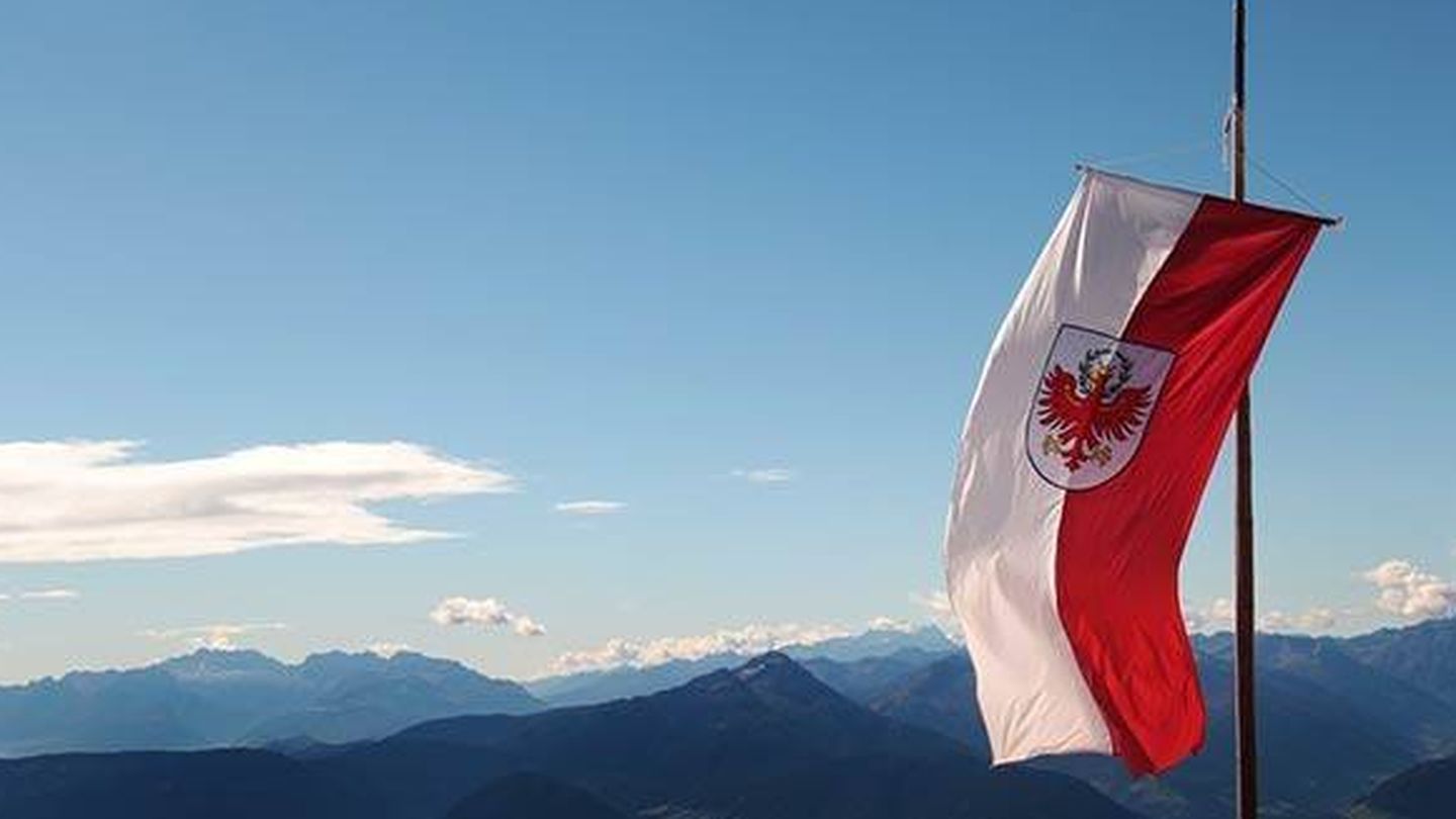 Bandera tirolesa ondeando frente a los alpes (Fuente: web de Süd-Tiroler Freiheit)
