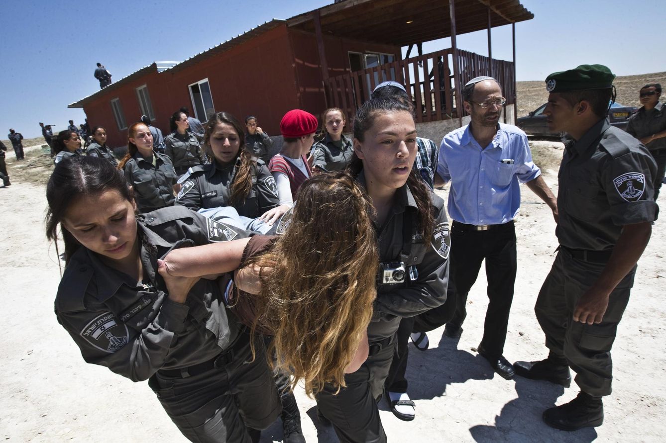 Agentes israelíes, durante una expulsión de colonos de un asentamiento en Maale Rehavam, cerca de Belén. (Reuters)