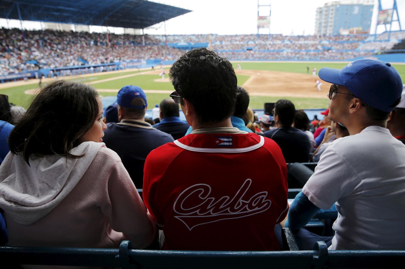 Aficionados siguen el partido de exhibición entre la selección de Cuba y los MLB Tampa Bay Rays, en La Habana (Reuters).