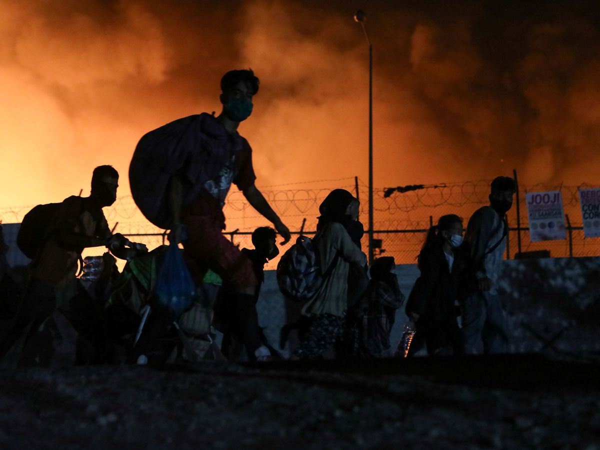 Foto: Las llamas en el campo de refugiados de Moria. (Reuters)