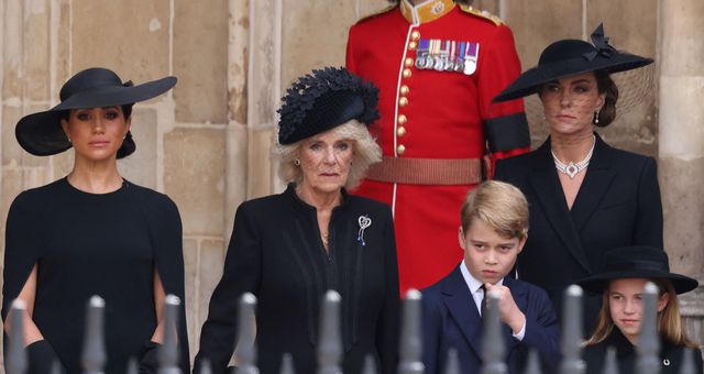 Kate y Meghan lucieron joyas en honor a la reina, al igual que Camila. (Reuters/Pool/Tim Merry)
