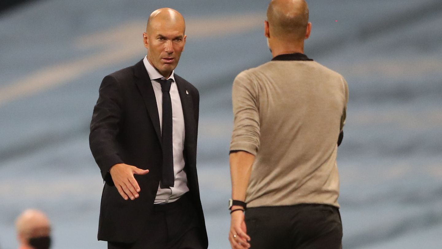 Zidane saluda a Pep Guardiola en el partido contra el Manchester City. (Efe)