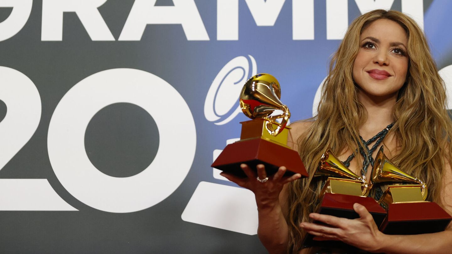 Shakira posa con los tres premios conseguidos durante la gala de los Latin Grammy (EFE/José Manuel Vidal)