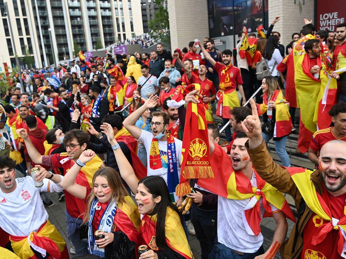 Foto: Los aficionados españoles se reúnen en los aledaños de Wembley. (EFE)
