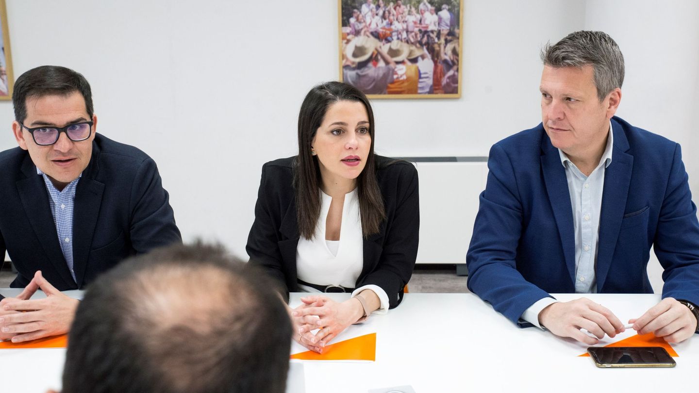 La presidenta Cs, Inés Arrimadas, acompañada por el diputado José María Espejo-Saavedra (i) y el vicesecretario general y Responsable de Finanzas, Carlos Cuadrado (d). (EFE)