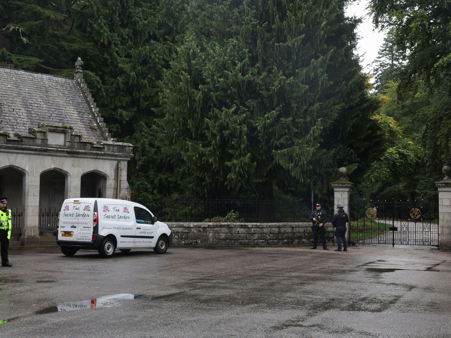 Agentes de policía hacen guardia frente al castillo de Balmoral. (Reuters/Russell Cheyne)