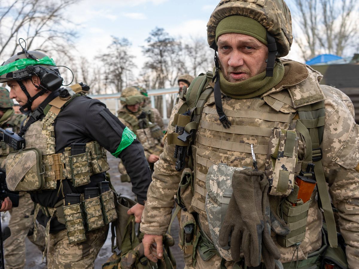 Foto: Soldados ucranianos llegan a Chasiv Yar después de luchar en Bajmut. (A. Guallar)