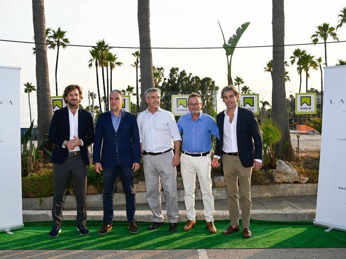 Foto: Rosauro Varo (i), Elías Bendodo (2i); José María García Urbano, alcalde de Estepona (c); Josep Antoni Escandell, general manager del Grupo Pacha (2d); y Pablo Alberca, director de Operaciones de GAT Inversiones.