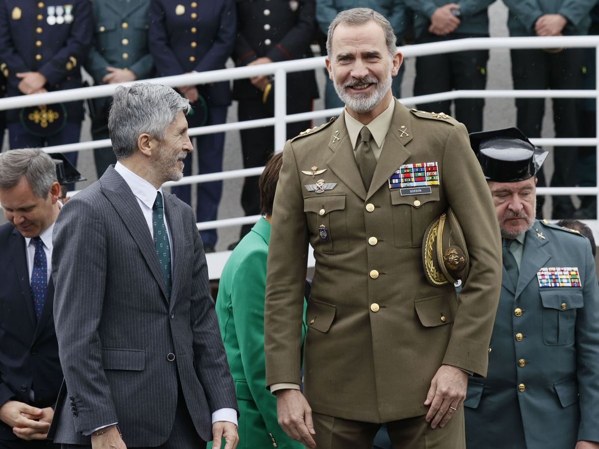Foto: Felipe VI y el ministro del Interior, Fernando Grande-Marlaska. (EFE/Lavandeira Jr.)