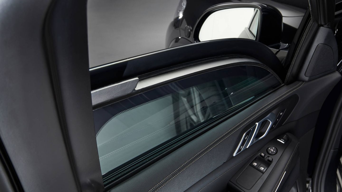 Los cristales de seguridad de los X5 blindados tienen unos 30 milímetros de espesor. (BMW)