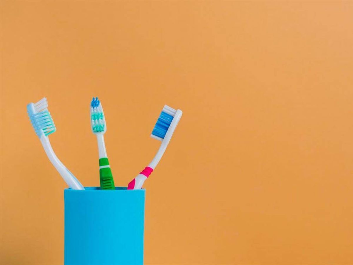 Foto: El trucazo del cepillo de dientes en la lavadora para dejar tu ropa como nueva (iStock)