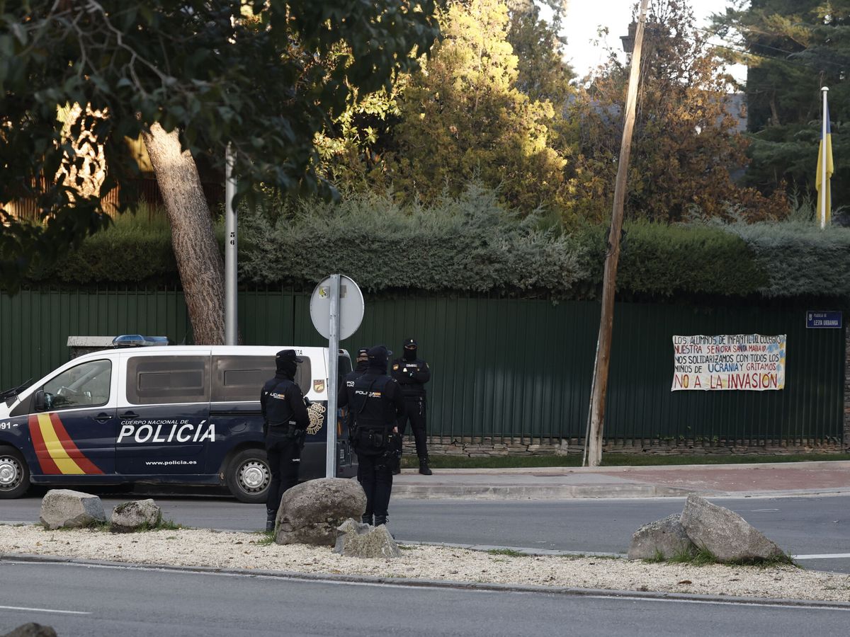 Foto: Imagen de archivo de un coche de la Policía Nacional en Madrid. (EFE/Sergio Pérez)