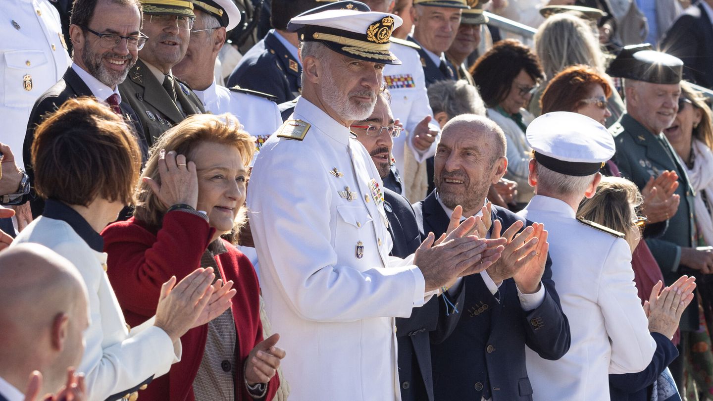 El Rey Felipe VI, durante el espectáculo aéreo en Gijón. (Europa Press/Imanol Rimada)
