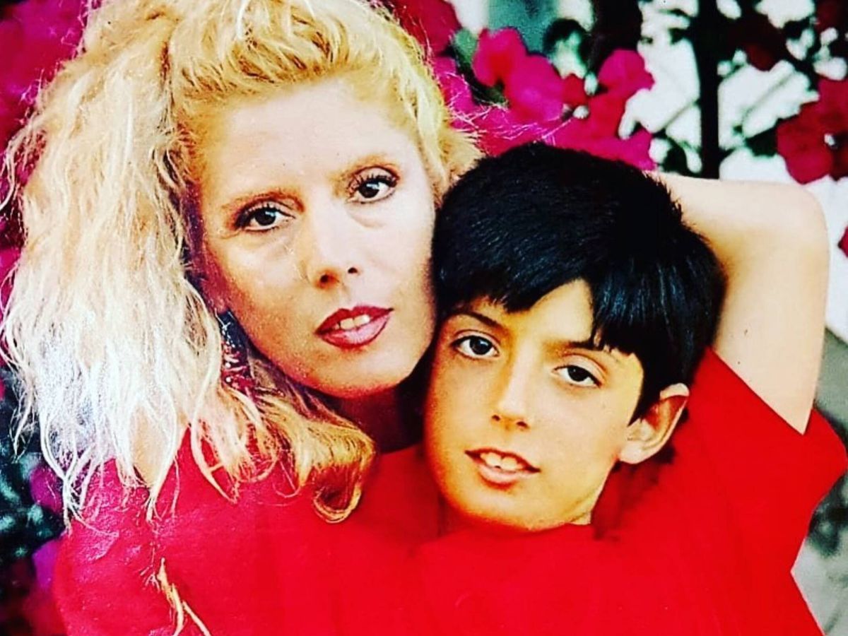 Foto: María Jiménez y su hijo Alejandro en una foto de la infancia del joven. (Instagram/@mariajimenezoficial)