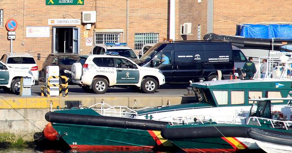 Foto: El vehículo de la funeraria se dispone a trasladar el cuerpo del niño fallecido ayer en aguas de Algeciras al ser arrollada por una lancha neumática. (EFE)