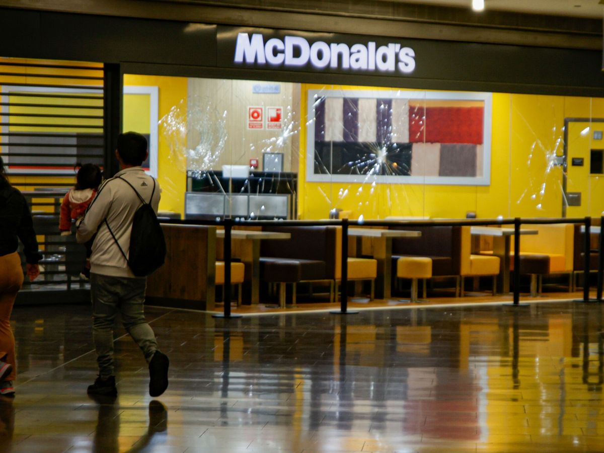 Foto: Imagen de los cristales dañados tras el ataque en el McDonald's. (Europa Press/Kike Rincón)