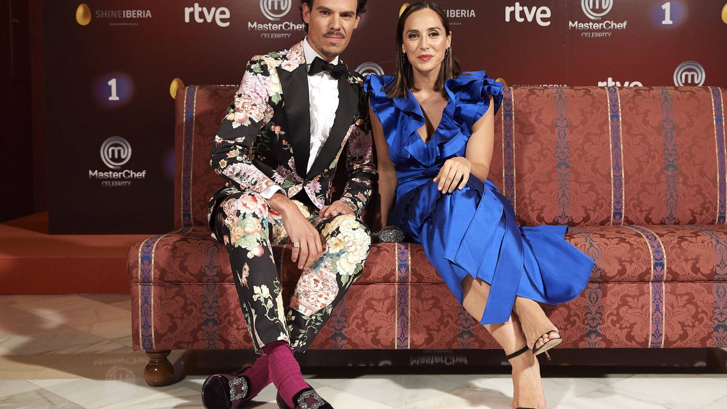 Juan Avellaneda y Tamara Falcó, con su vestido azul, en Vitoria. (Getty)