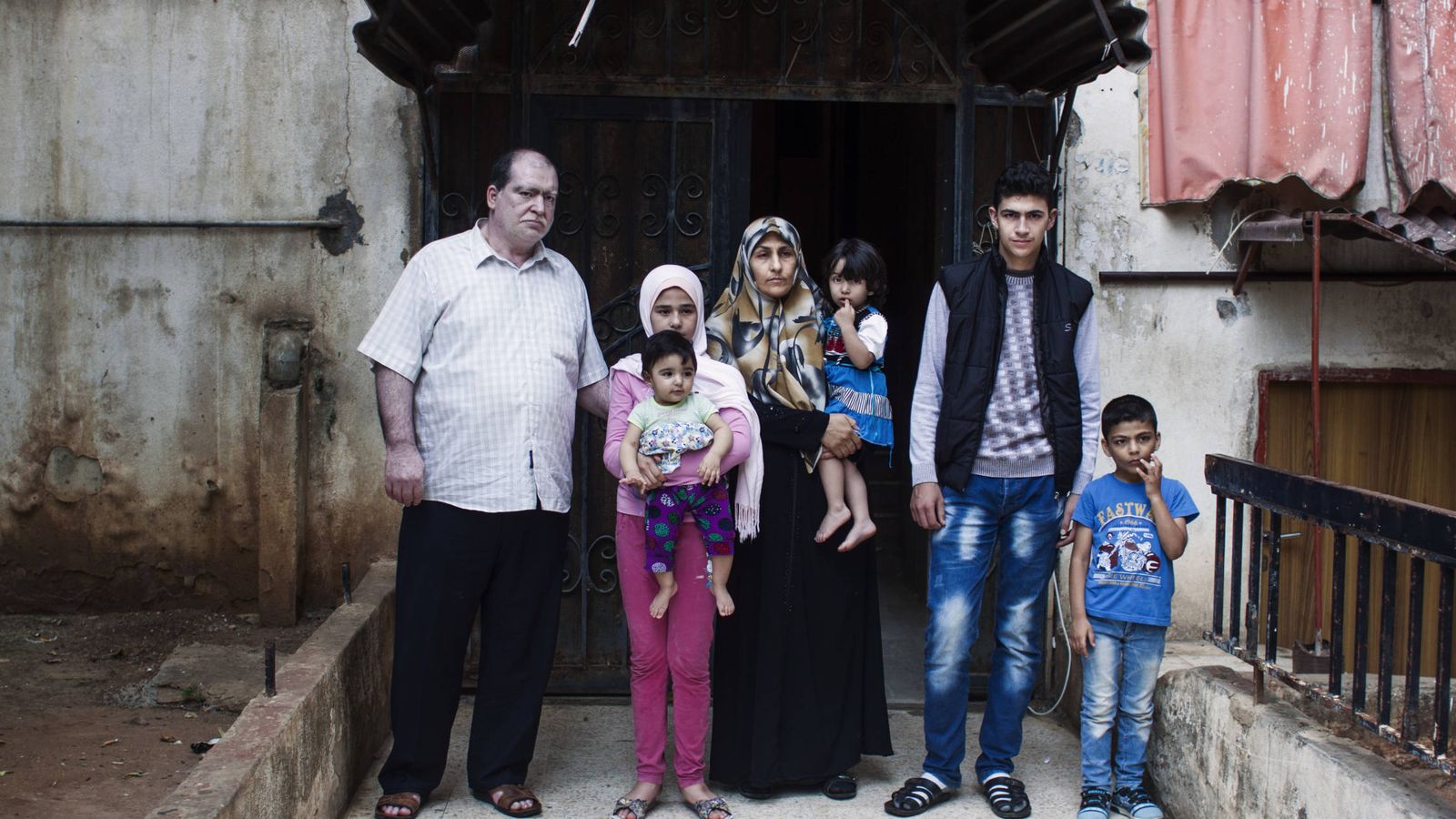 Foto: La familia Al Huri, en la puerta de su vivienda en Beirut (E. Bonet)