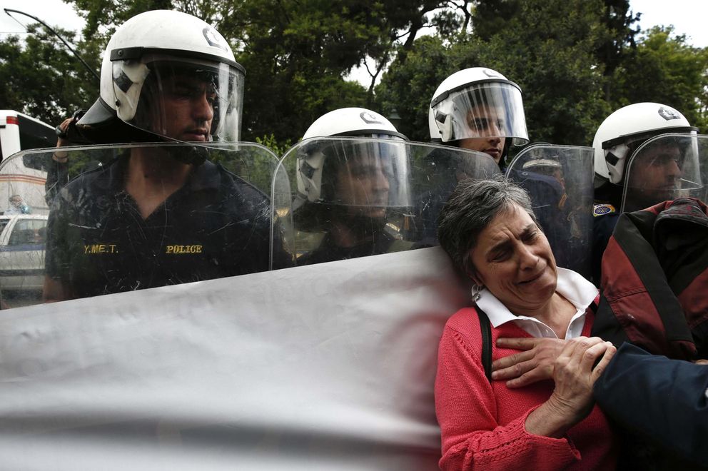 Una mujer llora durante una protesta de empleados públicos en Atenas (Reuters).