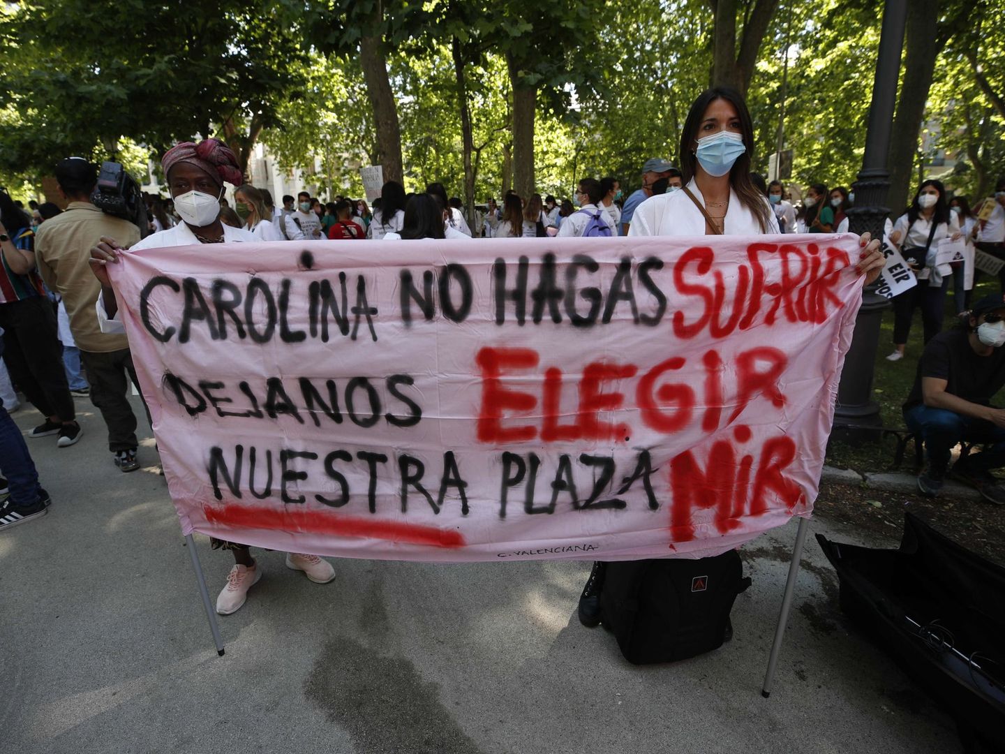 Médicos internos residentes (MIR) protestan a las puertas del Ministerio de Sanidad en Madrid. (EFE/Javier Lizón)