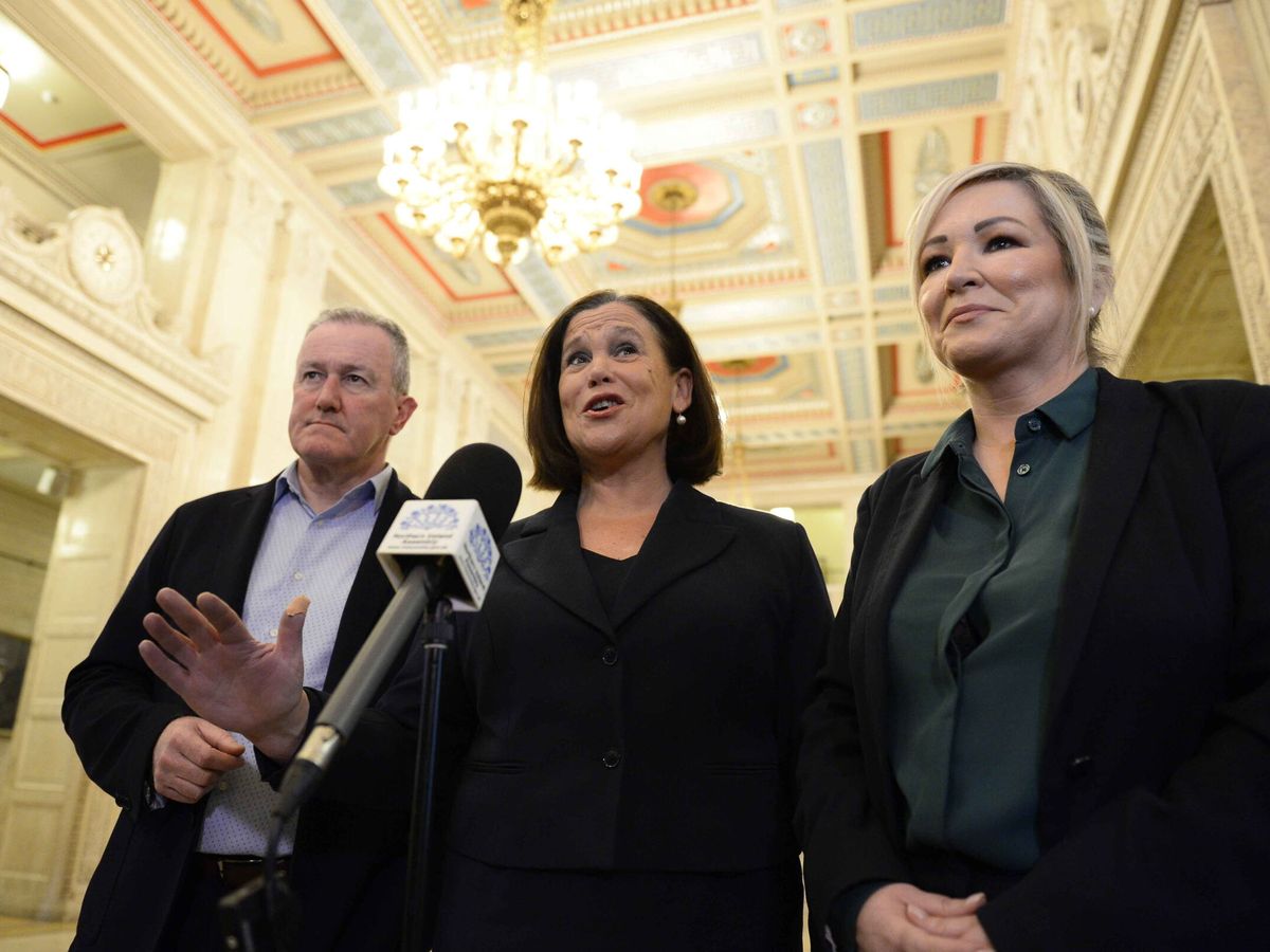 Foto: Representantes del Sinn Féin MLA Conor Murphy, presidenta Mary Lou McDonald y vicepresidenta Michelle O'Neill. (EFE/Mark Marlow)