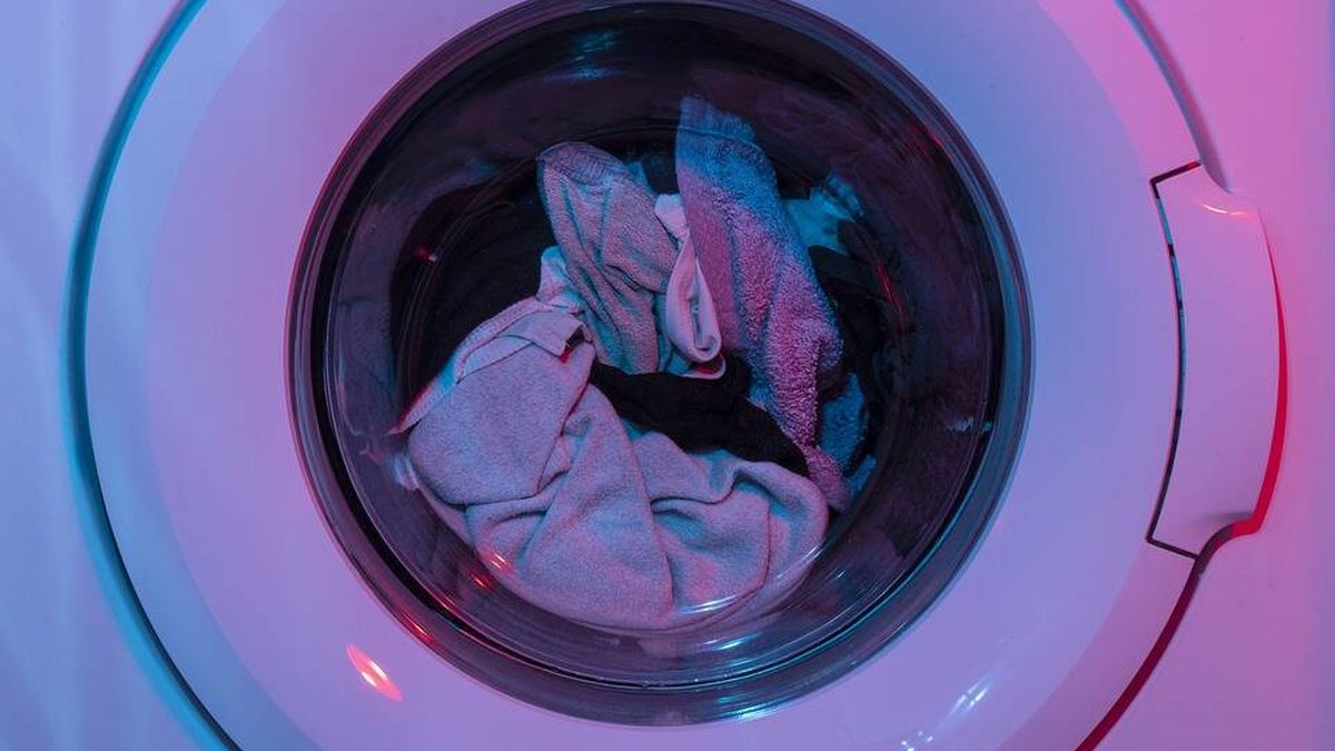 Ariel Pro Cuidado detergente en polvo para lavar la ropa blanca y de c