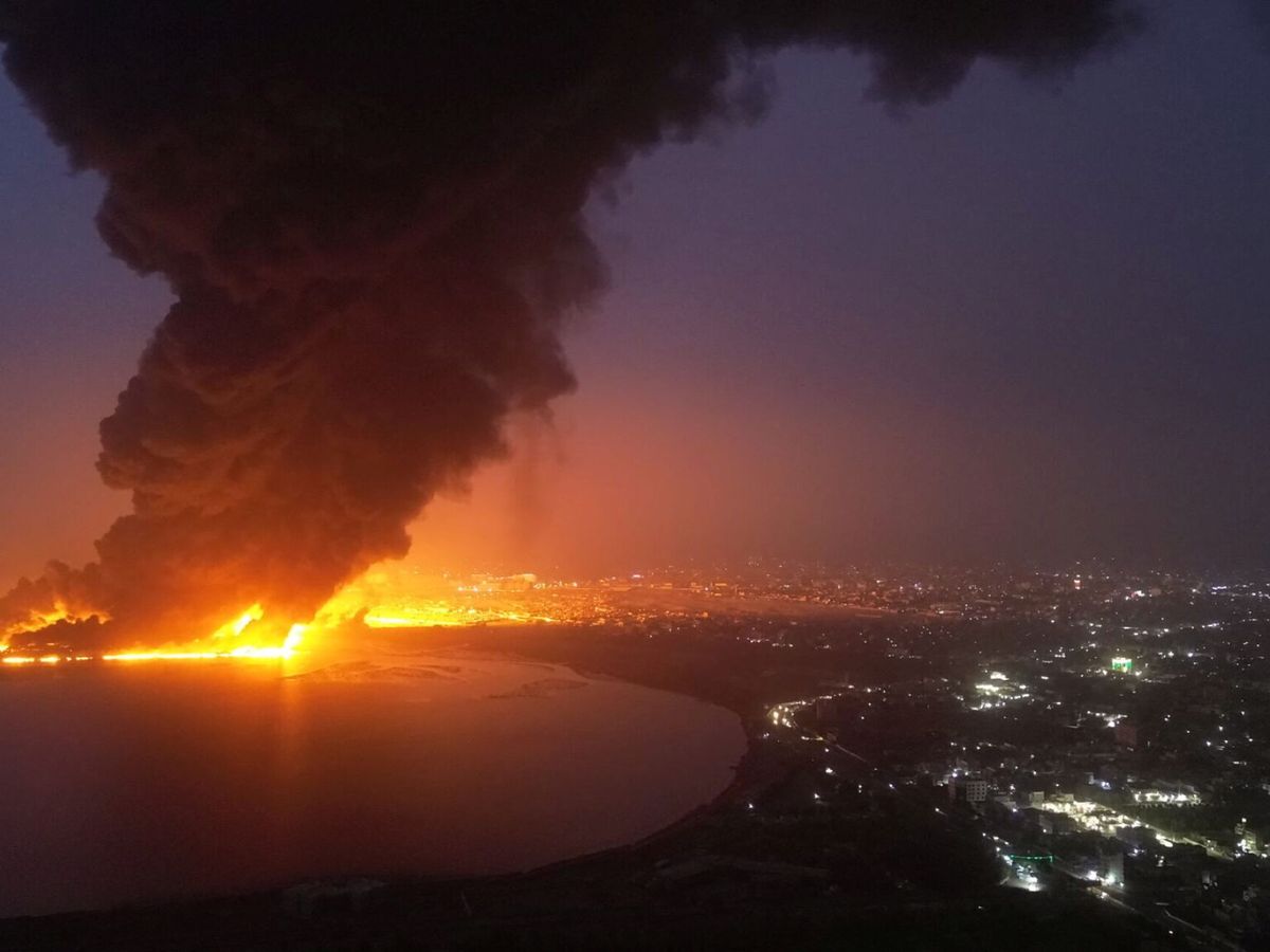 Foto: Incendio generado por el ataque israelí en el puerto de Hodeidah. (Reuters)