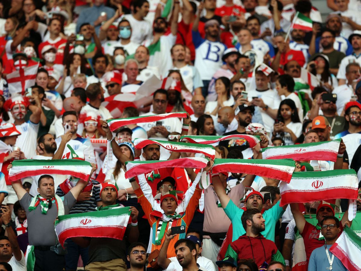 Foto: La afición iraní, antes del inicio del partido. (Reuters/Paul Childs)
