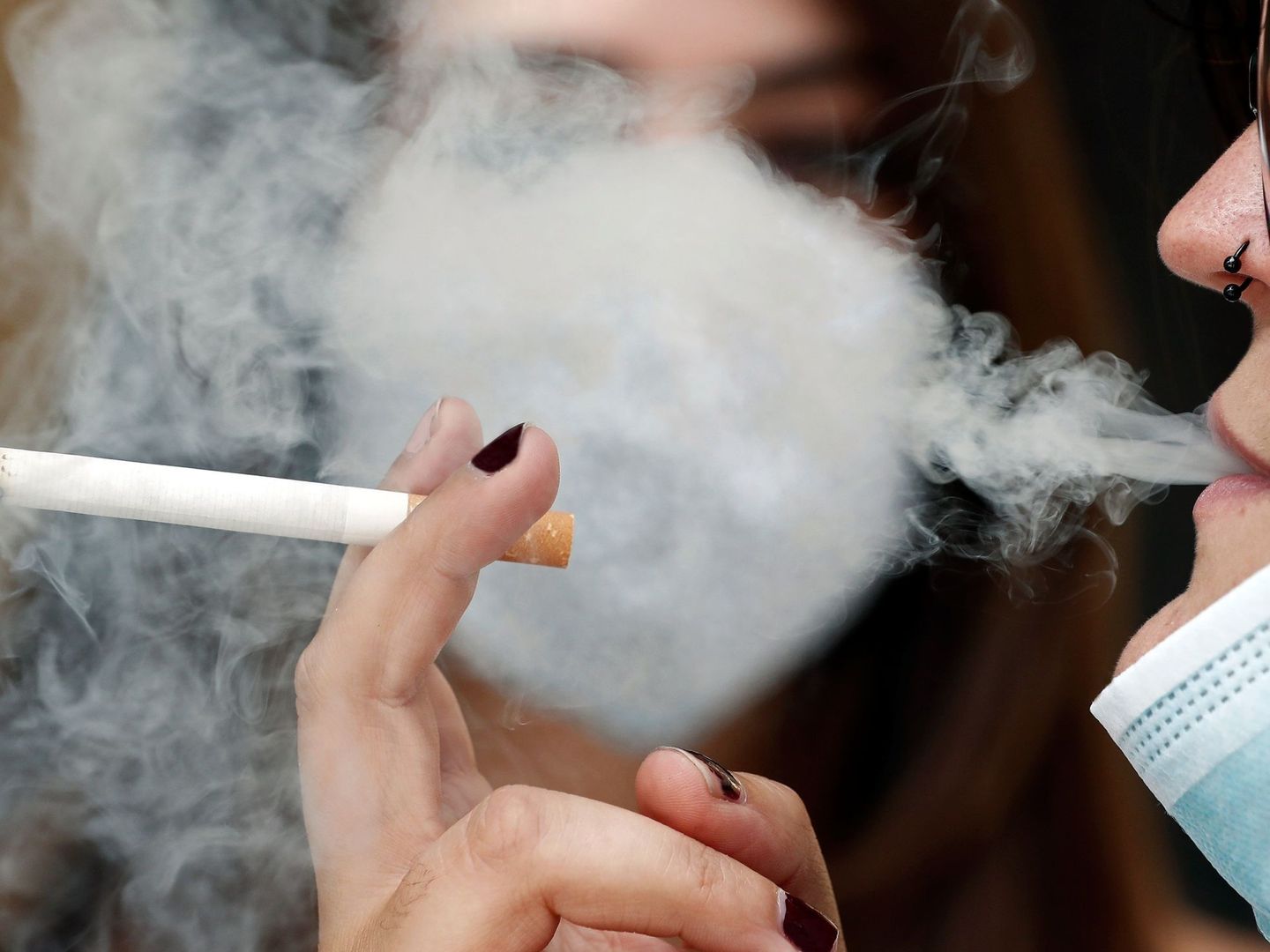 El humo del tabaco es un potente cancerígeno. (EFE)