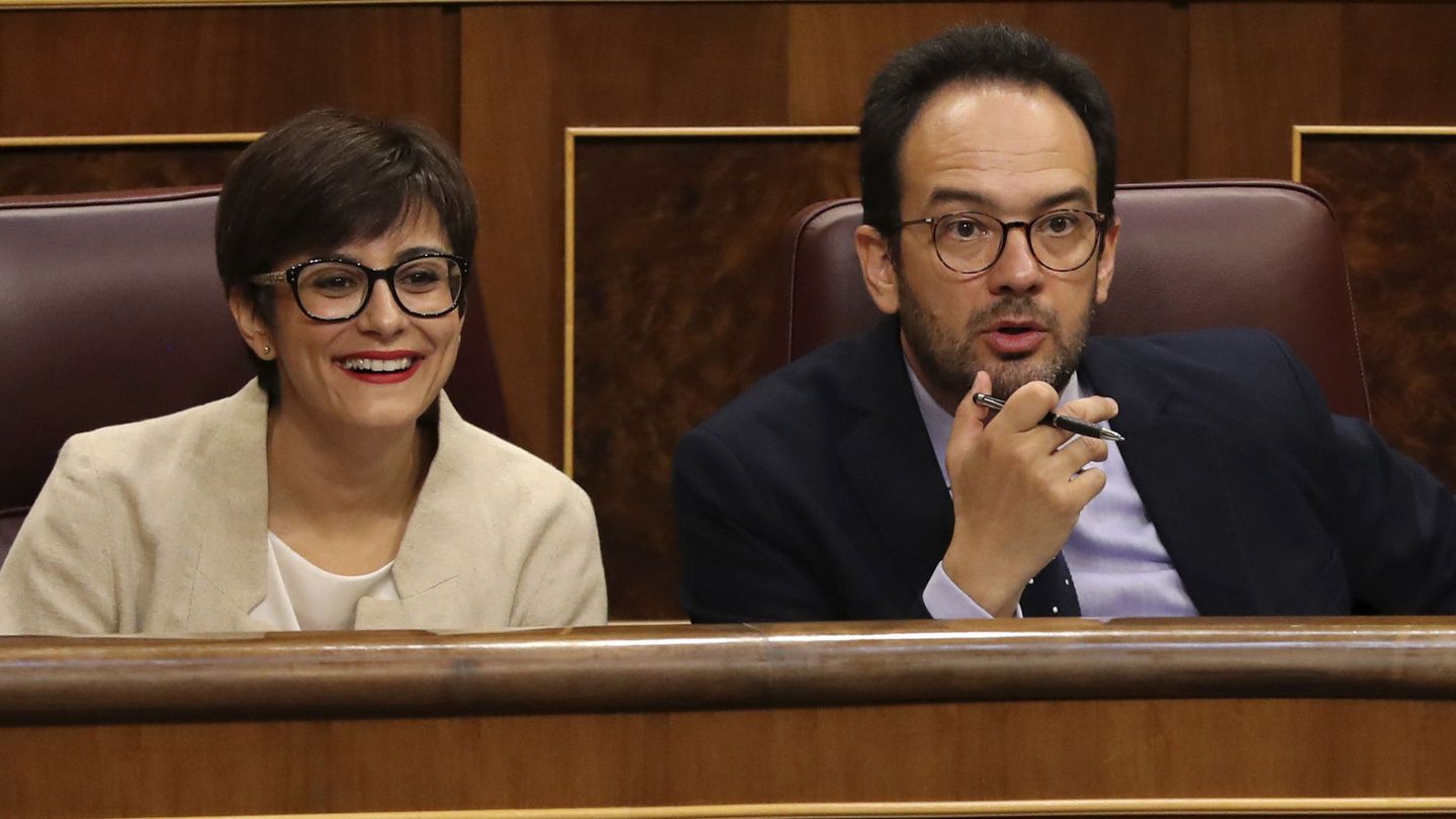 Los diputados Isabel Rodríguez y Antonio Hernando, el pasado 30 de mayo en el Congreso. (EFE)