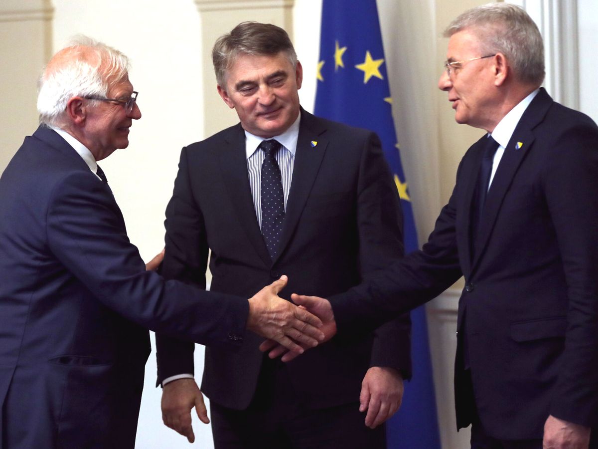 Foto: Borrel junto al presidente Zeljko Komsic (c) y el miembro de la presidencia Sefik Dzaferovic (d). (EFE/Fehim Demir)