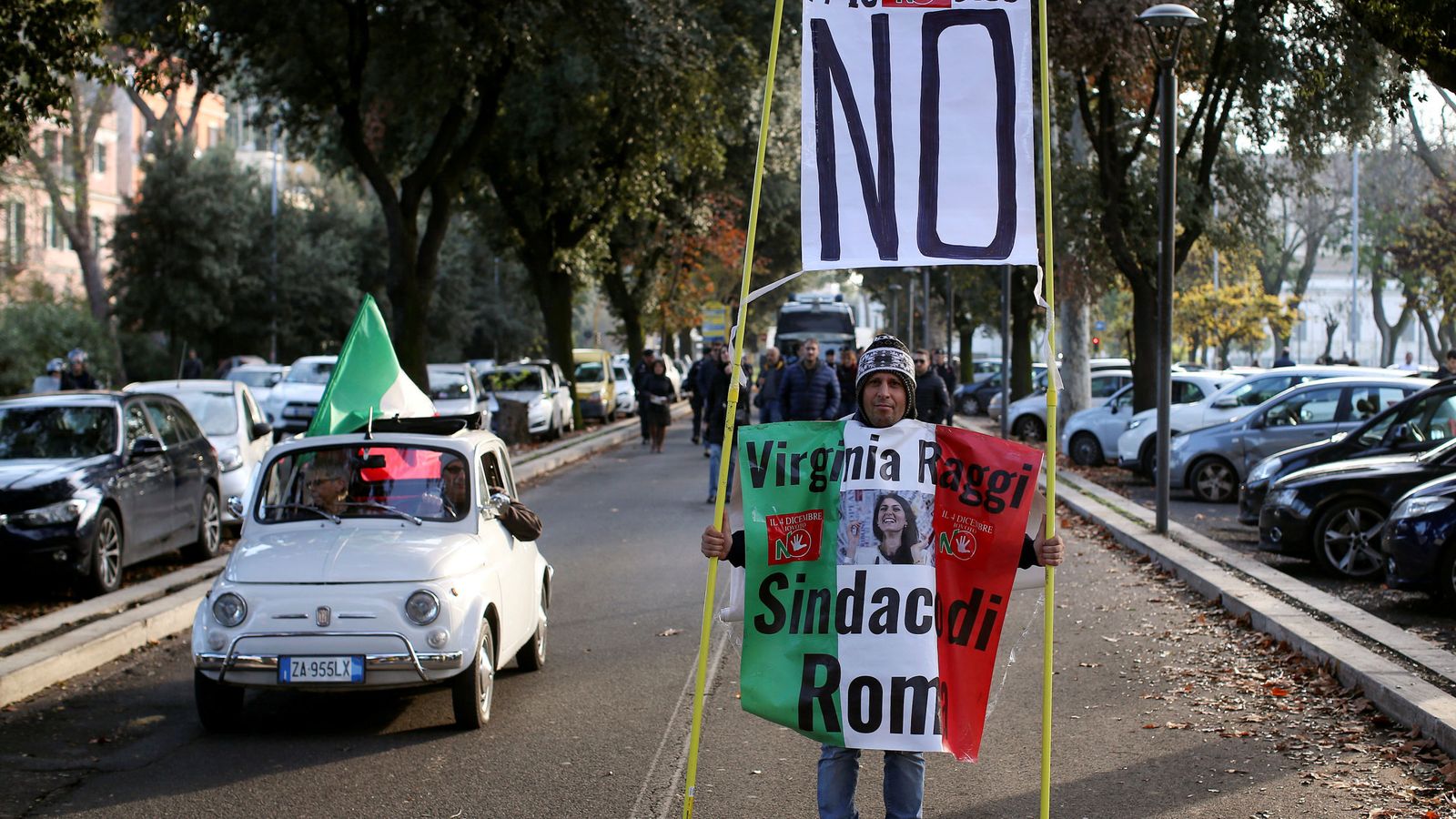 Foto: Un hombre con una pancarta a favor del no durante una marcha en Roma, el 26 de noviembre de 2016. (Reuters)