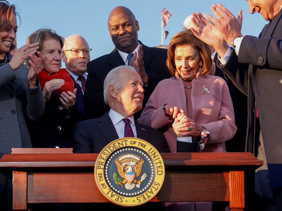 Foto: El presidente de EEUU, Joe Biden, celebra con legisladores, entre ellos la entonces presidenta de la Cámara de Representantes, Nancy Pelosi. (Reuters/Jonathan Ernst)