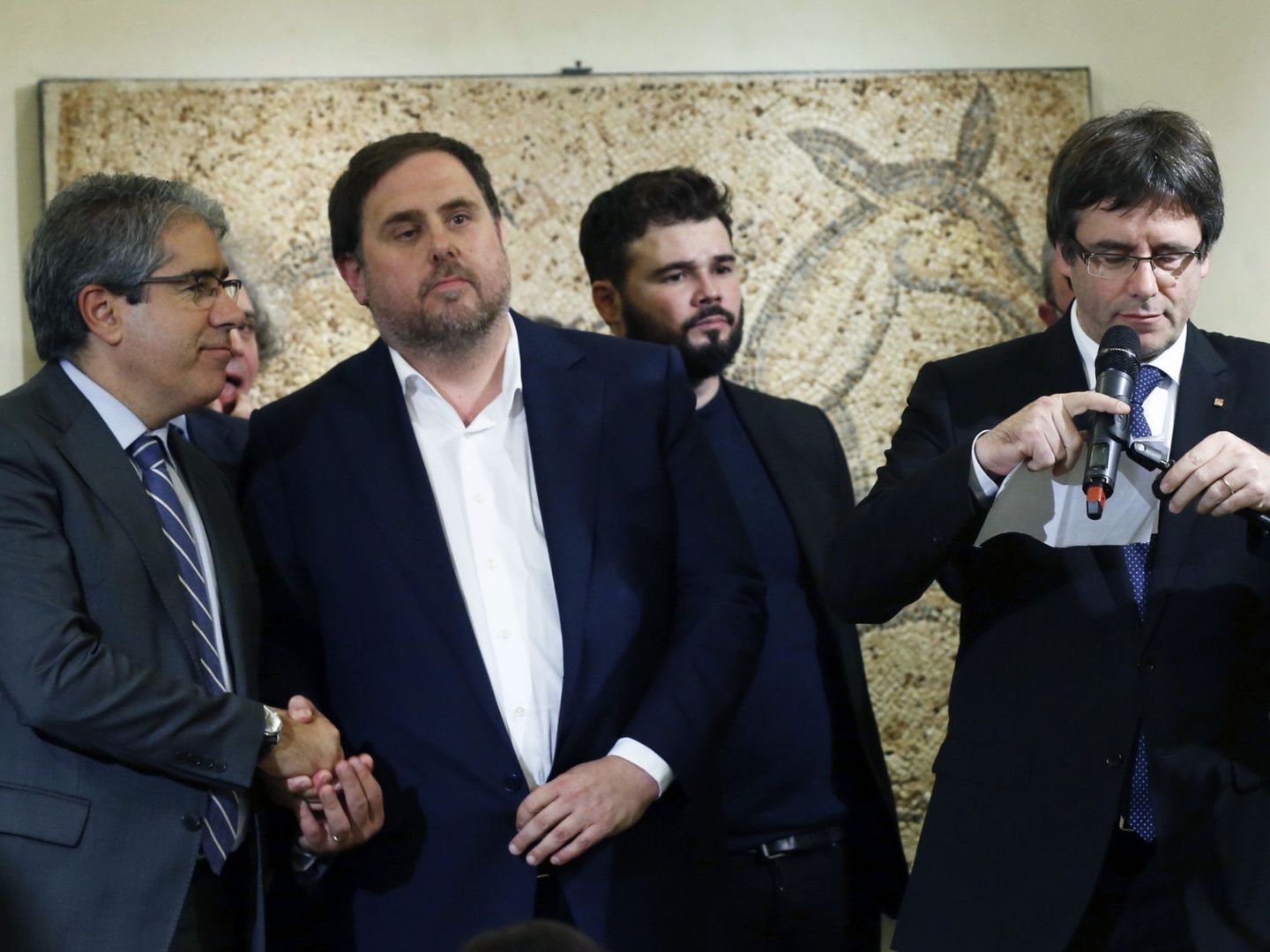 Carles Puigdemont, junto a Oriol Junqueras y Gabriel Rufián. (EFE)