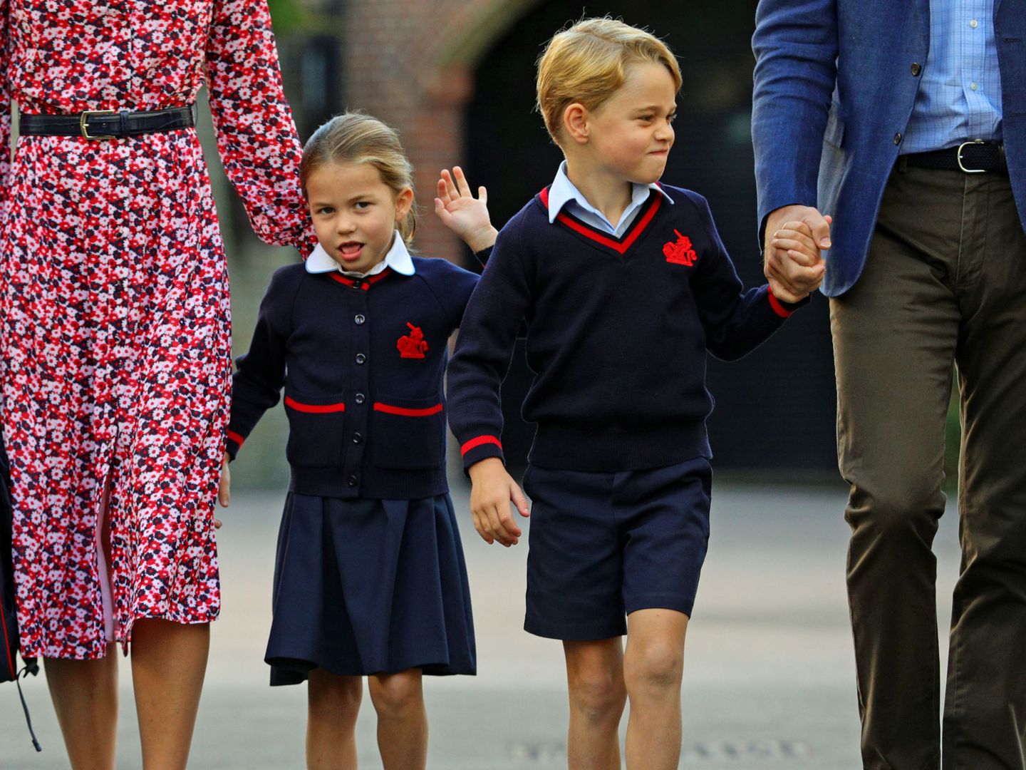 Charlotte, con su hermano George, en su primer día de clases. (Reuters)
