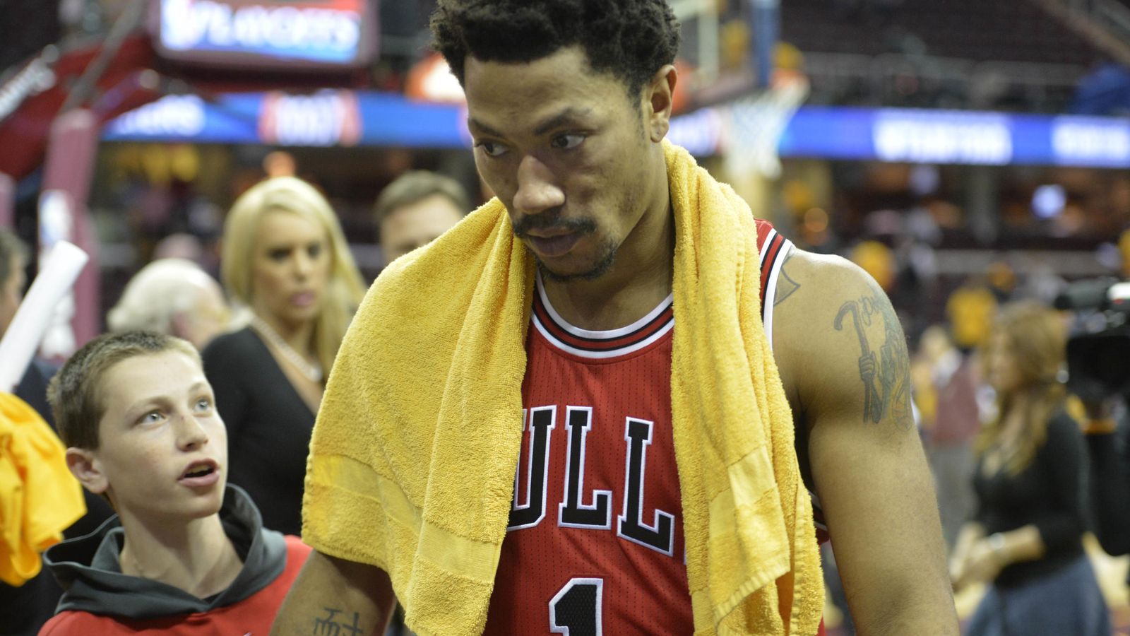 Foto: Nueva lesión para el base de los Chicago Bulls, Derrick Rose (Reuters).