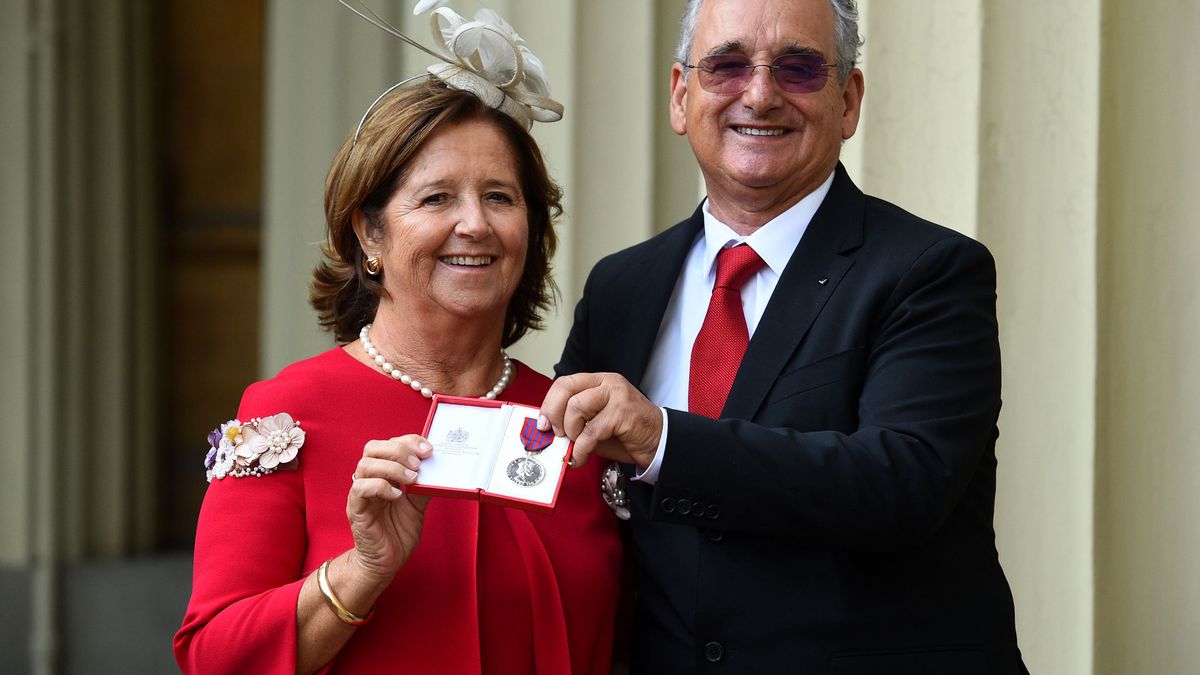 Isabel II entrega a la familia de Ignacio Echeverría la medalla de San Jorge