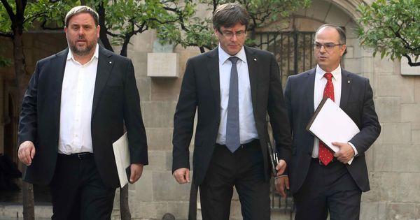 Foto:  El presidente de la Generalitat, Carles Puigdemont (c), junto al vicepresidente, Oriol Junqueras (i), y el conseller de Presidencia, Jordi Turull