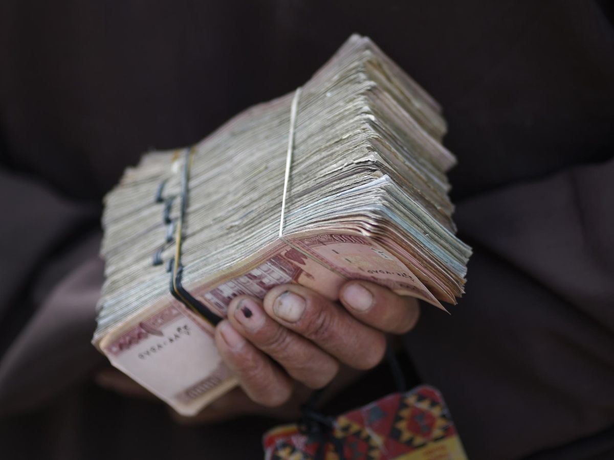 Foto: Un fajo de afganis, la moneda local de Afganistán. (Reuters)