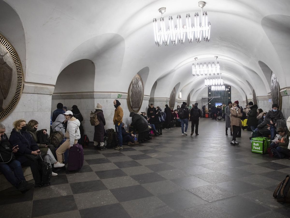 Foto: Ucranianos se refugian en las estaciones de Metro de la ciudad. (EFE/Mikhail Pallinchak)